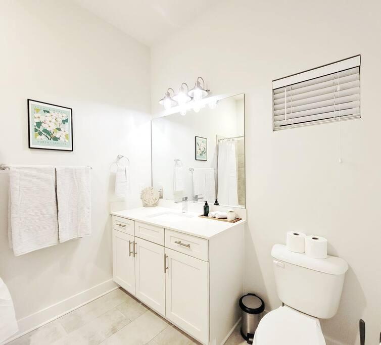 New Stylish Getaway- 5 Mil To Uptown/3 Smart Tvs! Apartman Charlotte Kültér fotó