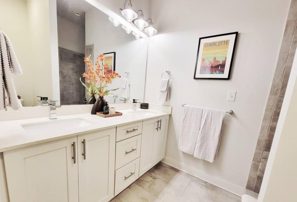 New Stylish Getaway- 5 Mil To Uptown/3 Smart Tvs! Apartman Charlotte Kültér fotó