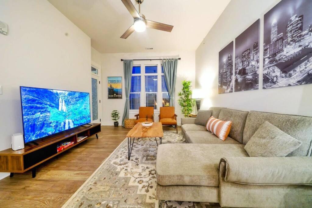 New Stylish Getaway- 5 Mil To Uptown/3 Smart Tvs! Apartman Charlotte Kültér fotó