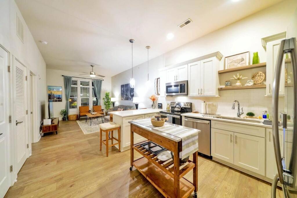 New Stylish Getaway- 5 Mil To Uptown/3 Smart Tvs! Apartman Charlotte Kültér fotó