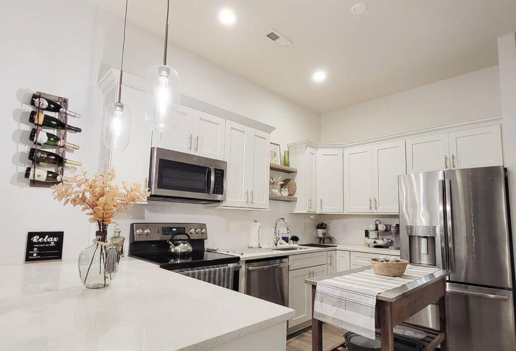 New Stylish Getaway- 5 Mil To Uptown/3 Smart Tvs! Apartman Charlotte Kültér fotó