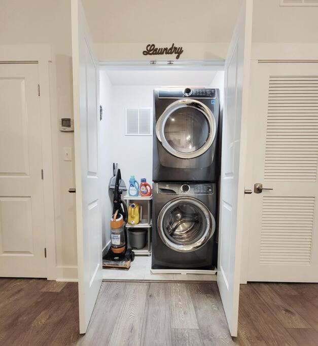 New Stylish Getaway- 5 Mil To Uptown/3 Smart Tvs! Apartman Charlotte Kültér fotó