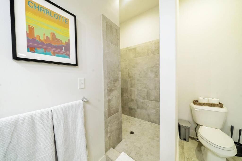 New Stylish Getaway- 5 Mil To Uptown/3 Smart Tvs! Apartman Charlotte Kültér fotó