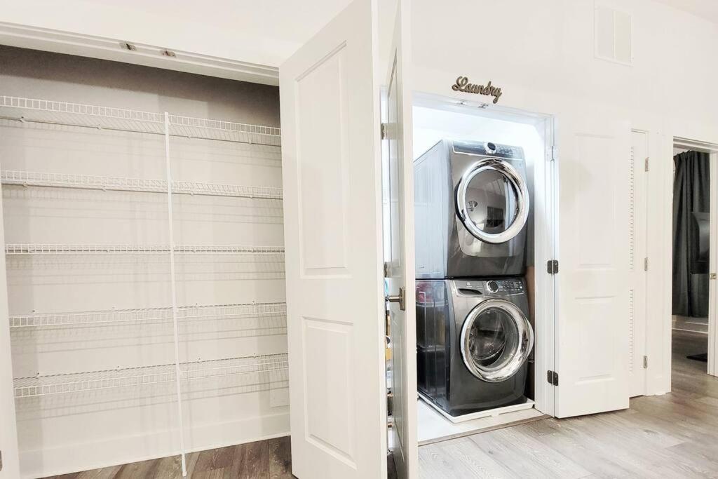 New Stylish Getaway- 5 Mil To Uptown/3 Smart Tvs! Apartman Charlotte Kültér fotó