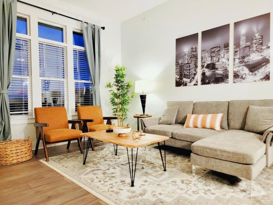 New Stylish Getaway- 5 Mil To Uptown/3 Smart Tvs! Apartman Charlotte Kültér fotó