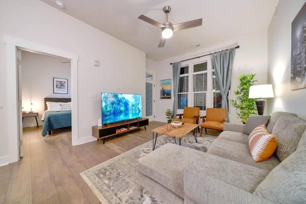 New Stylish Getaway- 5 Mil To Uptown/3 Smart Tvs! Apartman Charlotte Kültér fotó